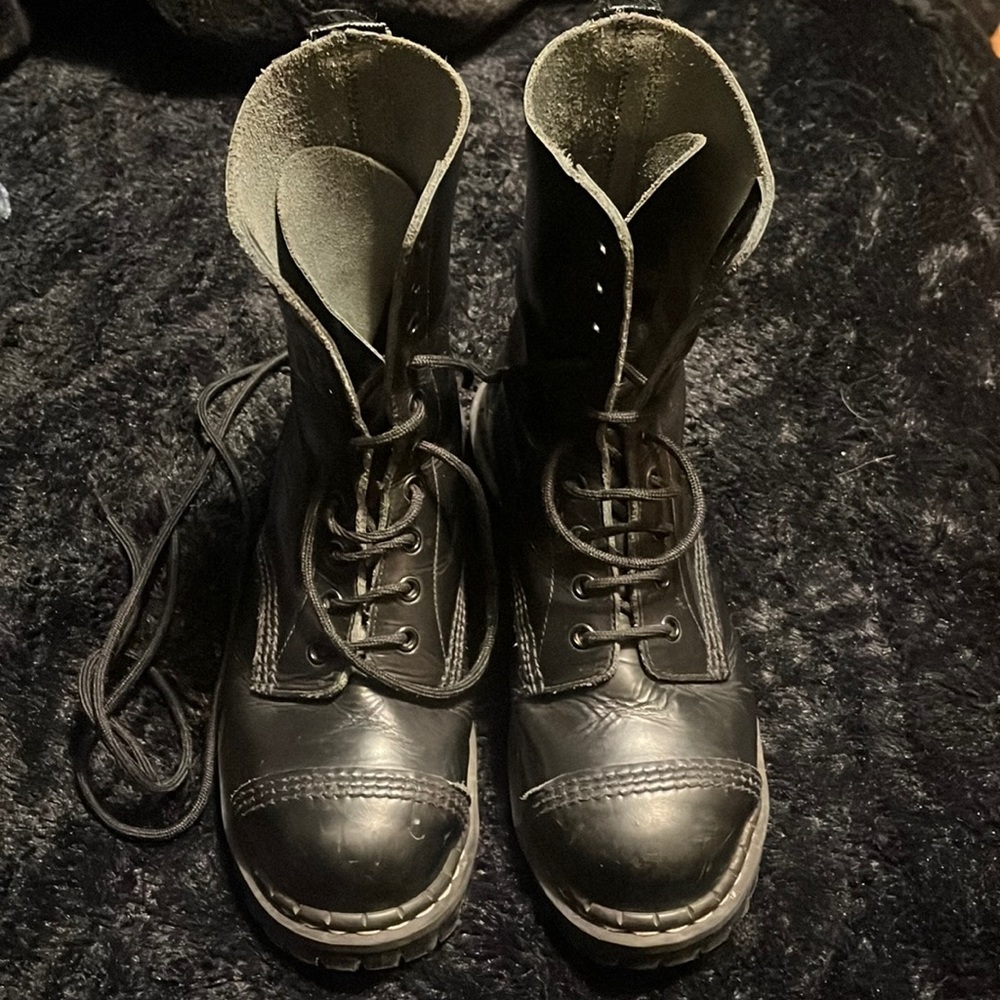 Black Gripfast boots size 7   10hole